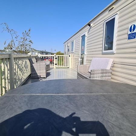 Luxury 2019 8 Berth Caravan With Hot Tub @ Tattershall Lakes Экстерьер фото