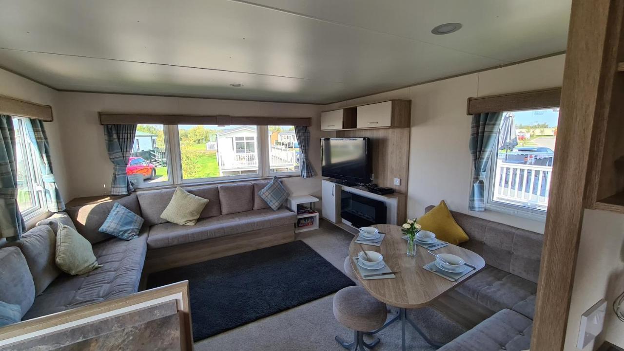 Luxury 2019 8 Berth Caravan With Hot Tub @ Tattershall Lakes Экстерьер фото