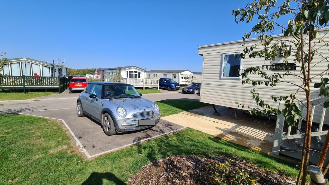 Luxury 2019 8 Berth Caravan With Hot Tub @ Tattershall Lakes Экстерьер фото