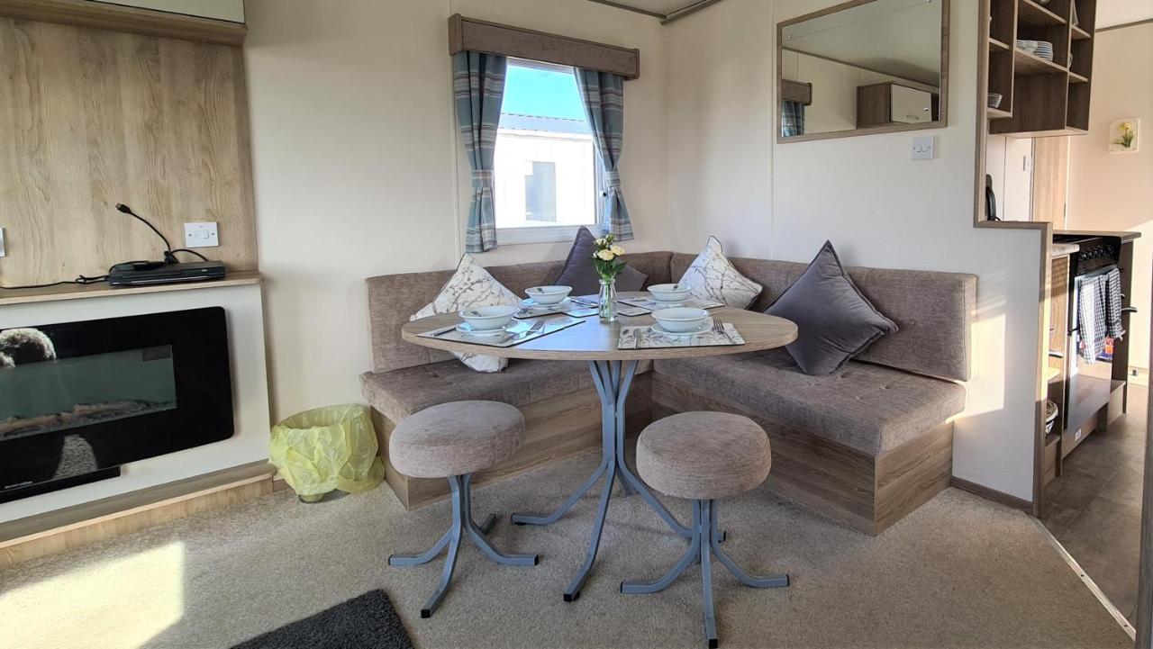 Luxury 2019 8 Berth Caravan With Hot Tub @ Tattershall Lakes Экстерьер фото