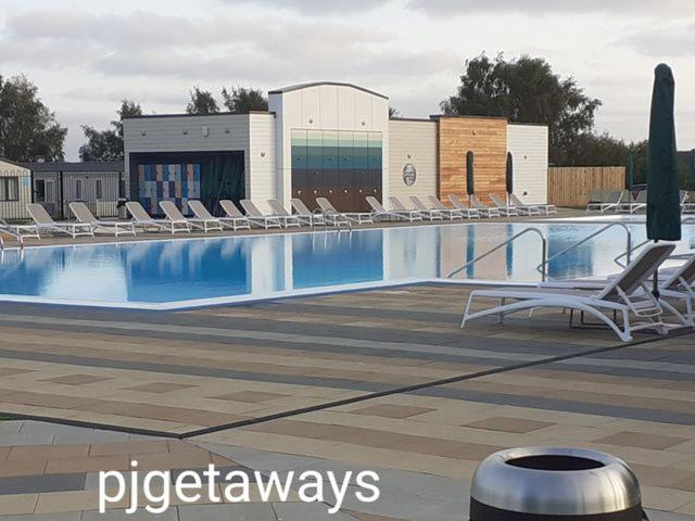 Luxury 2019 8 Berth Caravan With Hot Tub @ Tattershall Lakes Экстерьер фото