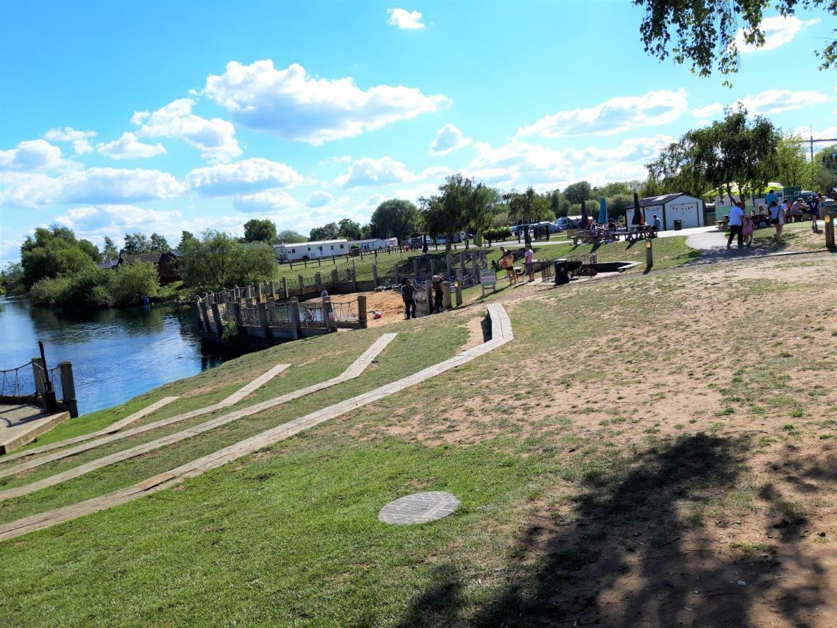 Luxury 2019 8 Berth Caravan With Hot Tub @ Tattershall Lakes Экстерьер фото