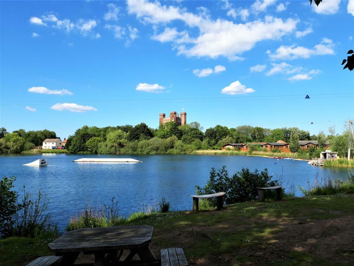 Luxury 2019 8 Berth Caravan With Hot Tub @ Tattershall Lakes Экстерьер фото